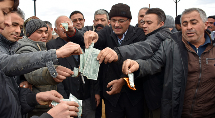 Hayvan pazarında dolar yaktılar: Bizde artık dolar euro geçmez