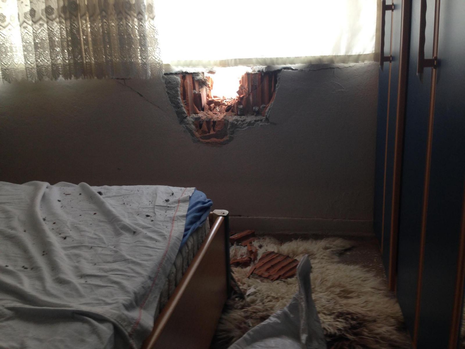 O ilimizde çatışma: 1 Eve roketatar mermisi isabet etti! O ilimizde çatışma: 1 Eve roketatar mermisi isabet etti!