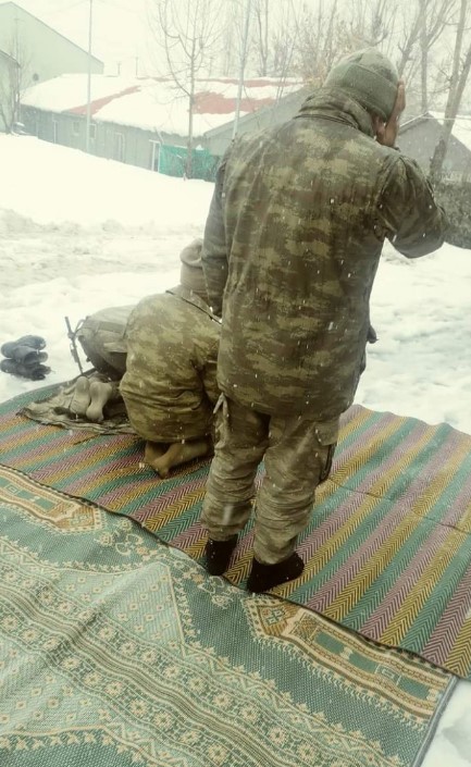 Yüksekova'daki askerler kar üstünde namaza duruyor