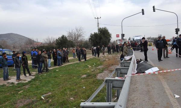 TIR'ın çarptığı motosikletli öldü! Çalan telefonu kimse açamadı