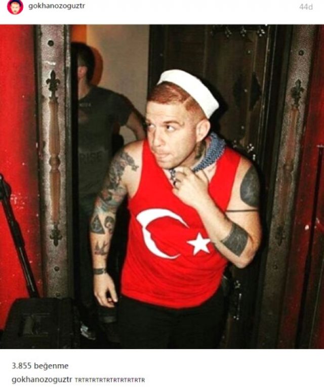 Athena Gökhan, referandum sevincini Türk bayraklı tişörtle gösterdi