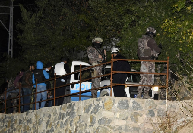 Önce 3 oğluna kurşun yağdırdı, aklı başına gelince ambulans çağırdı