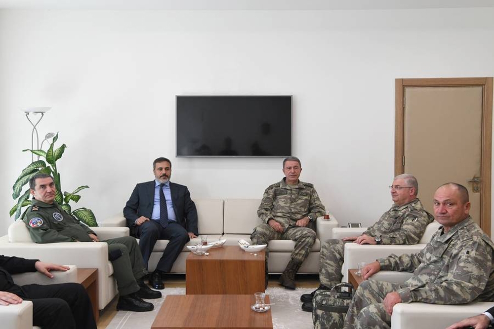 Komutanlar ve Hakan Fidan Suriye sınırında!