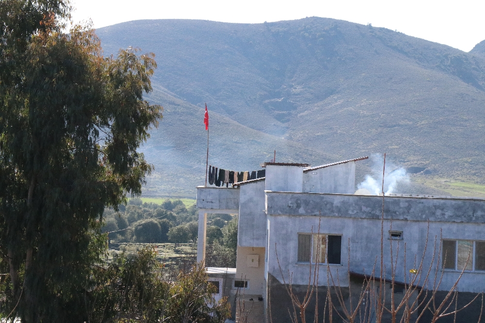 Afrin sınırına dev Türk bayrağı