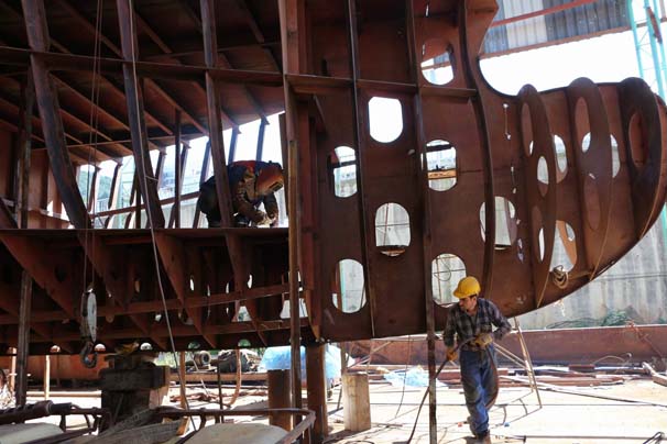 Çeliği işleyerek devasa teknelere dönüştürüyorlar