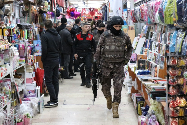 Sakarya'da fırıncı dershane basıp içerideki 8 kişiyi rehin aldı