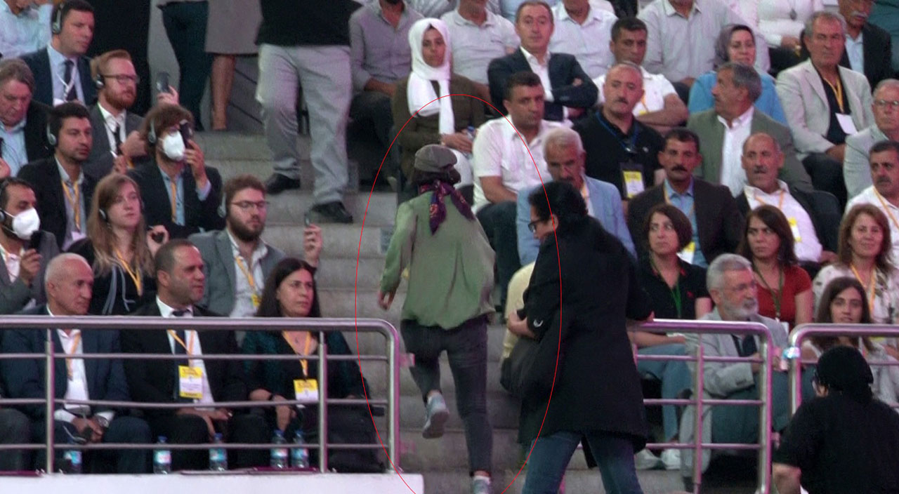 HDP kongresinde skandal! Teröristbaşının posterini açmaya çalıştılar