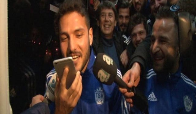 Futbolcular akbil basarak otobüse bindi Futbolcular akbil basarak otobüse bindi