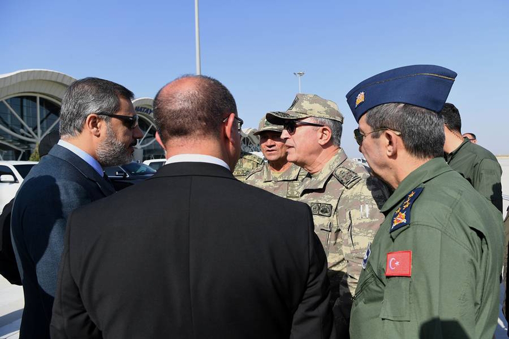 Komutanlar ve Hakan Fidan Suriye sınırında!