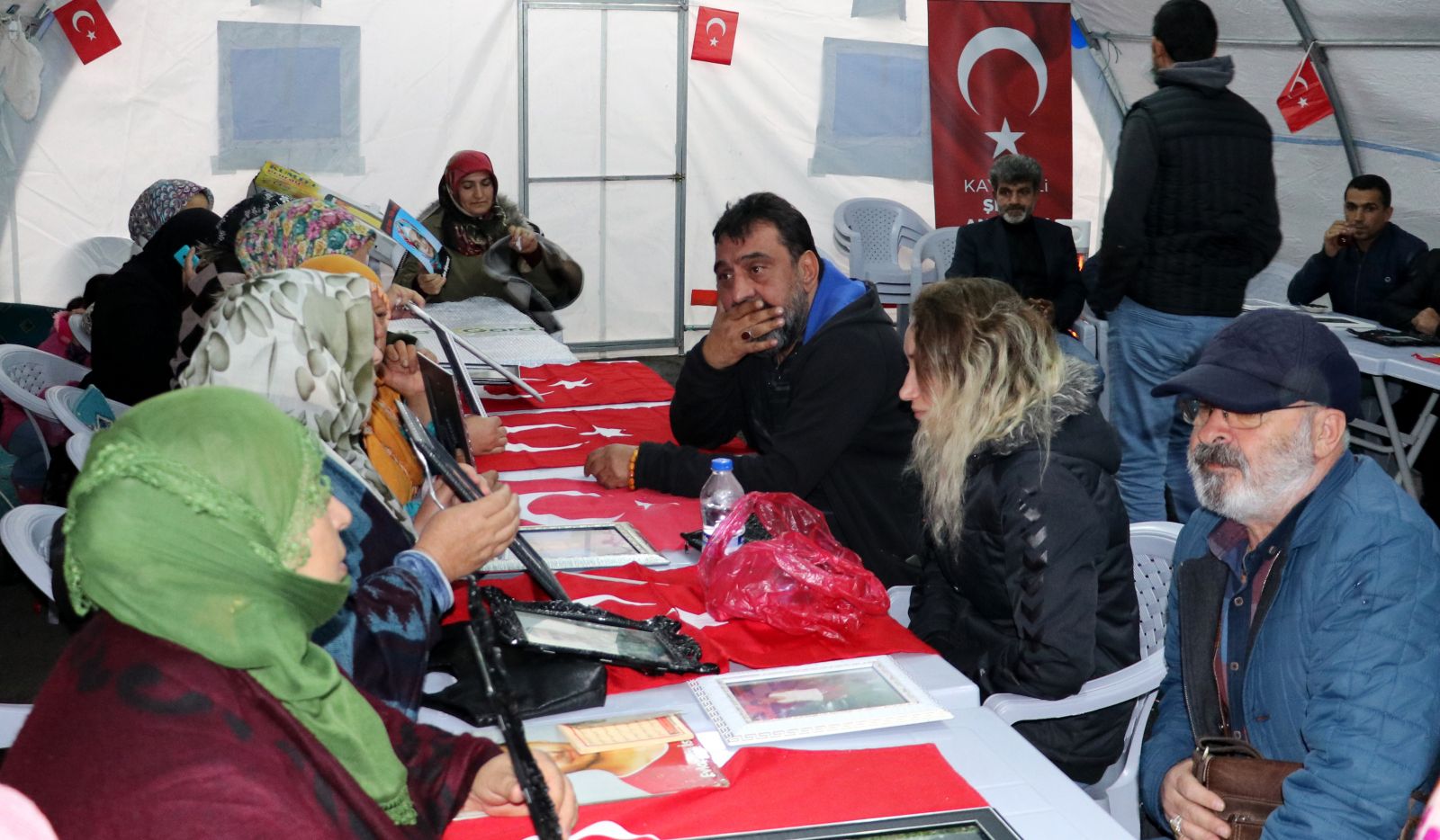 Sanatçılardan evlat nöbetindeki ailelere destek