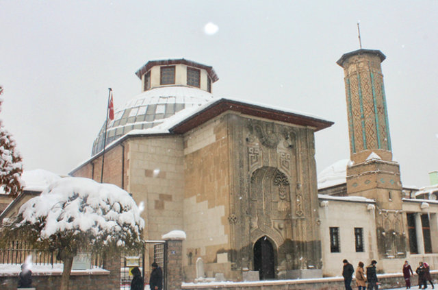 İnce Minare Medresesi taş kanseri oldu