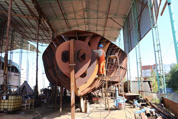 Çeliği işleyerek devasa teknelere dönüştürüyorlar