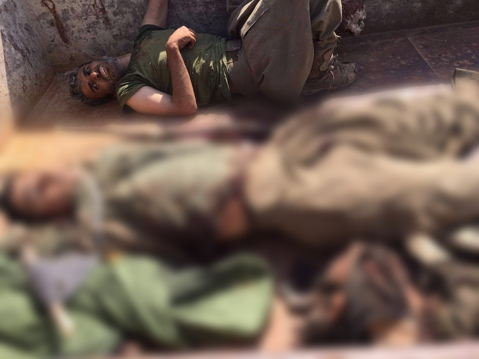 Sağ yakalanan PKK'lı cesetlerin arasında kaldı!