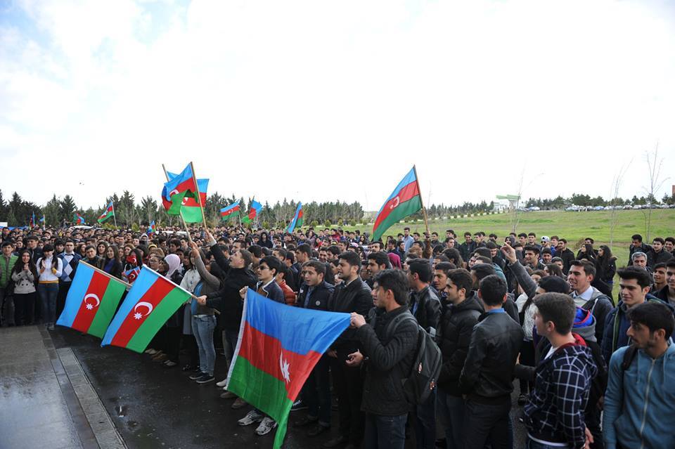Azerbaycanlı öğrenciler tek ses: "Karabağ bizimdir, bizim kalacak" Azerbaycanlı öğrenciler tek ses: "Karabağ bizimdir, bizim kalacak"
