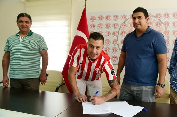 G.Saray'ın kapısından döndü, yeni takımıyla anlaştı