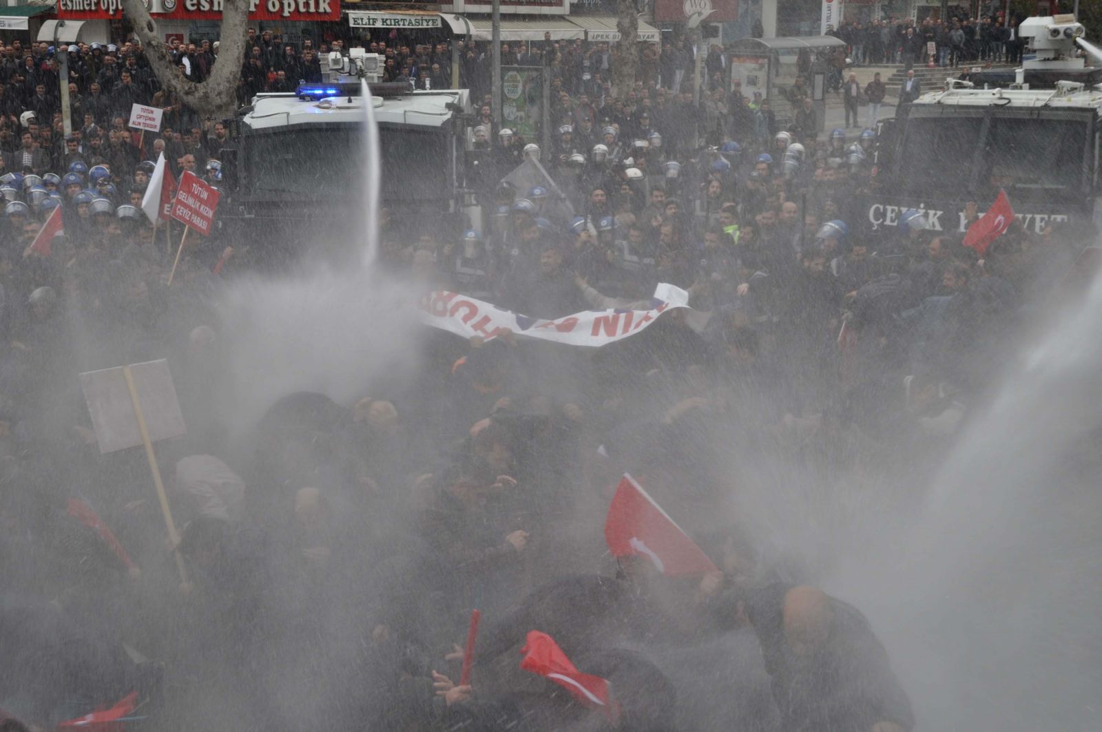 Adıyaman'da izinsiz protestoya polis müdahalesi! Çok sayıda gözaltı var