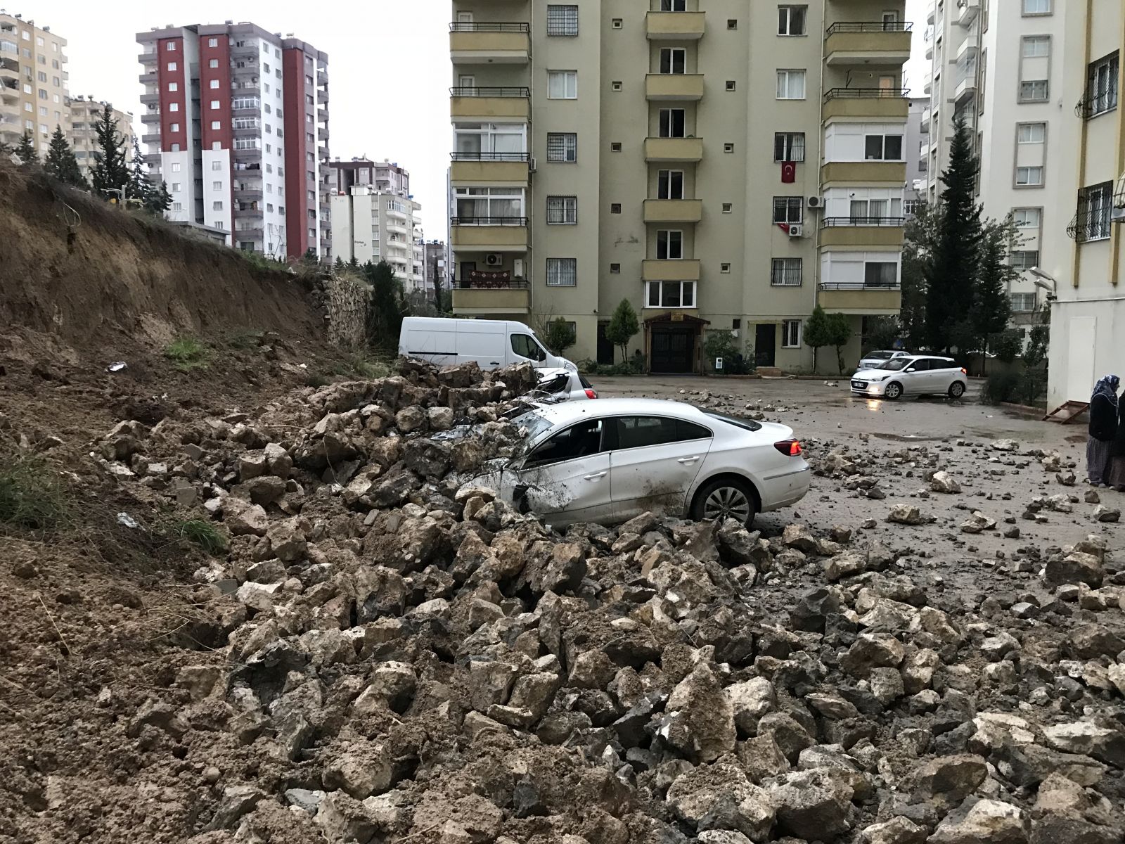 Adana'da istinat duvarı yıkıldı. 4 araç hasar gördü