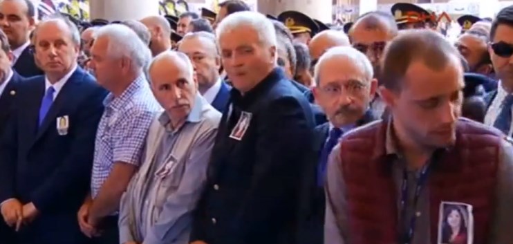 Şehidin eşi cenazede Kılıçdaroğlu'nun yanında durmadı