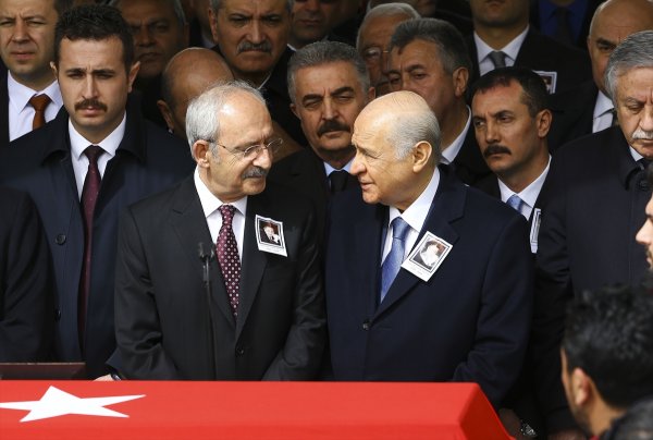 Bahçeli ile Kılıçdaroğlu cenazede bir araya geldi
