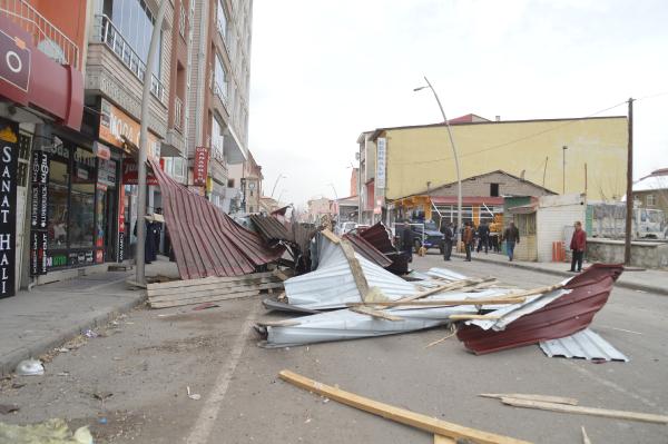 Erzurum'da fırtına kent merkezinde hasara yol açtı