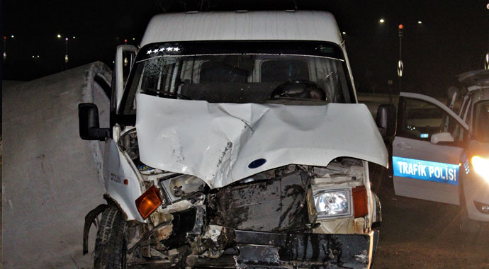 Elazığ’da minibüs otomobile çarptı: 2 yaralı
