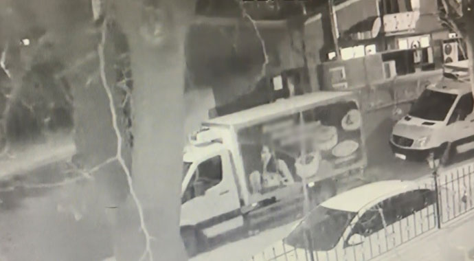 Lodosta otomobilin üzerine dal parçası düştü