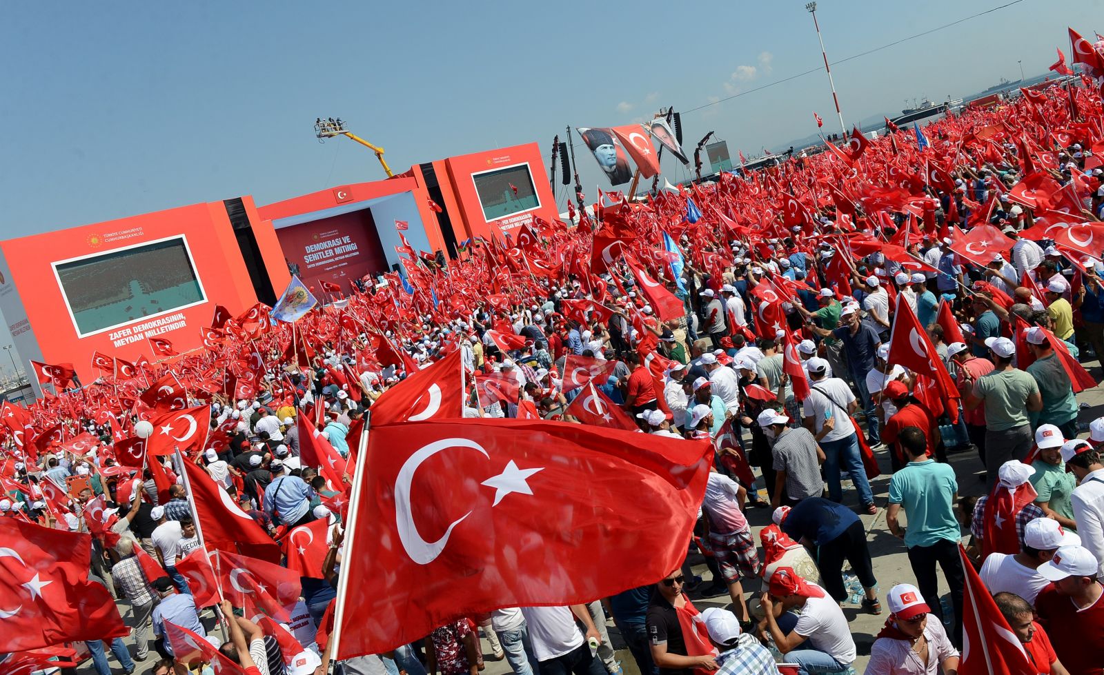 Demokrasi ve Şehitler mitingi mehter marşı ile devam ediyor