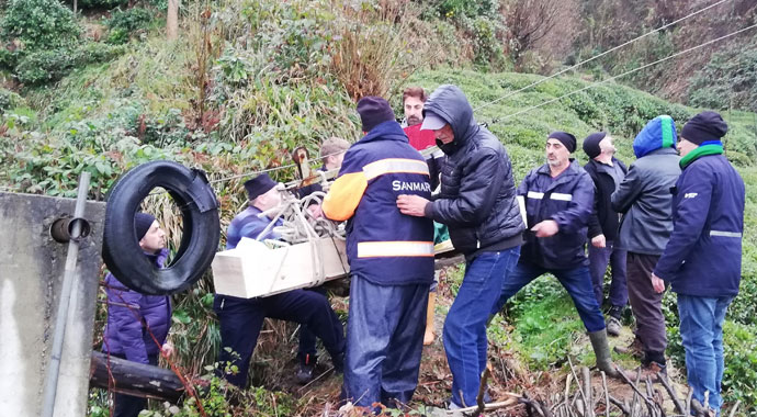 Yol yarım kaldı cenaze teleferikle taşındı