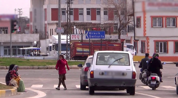 Dilenerek topladıkları parayla 3 araba aldılar, noterde kameralara yakalandılar