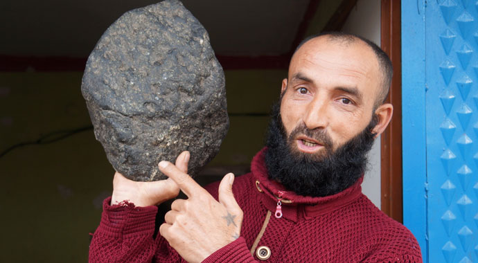 Evinde tonlarca taş biriktirdi