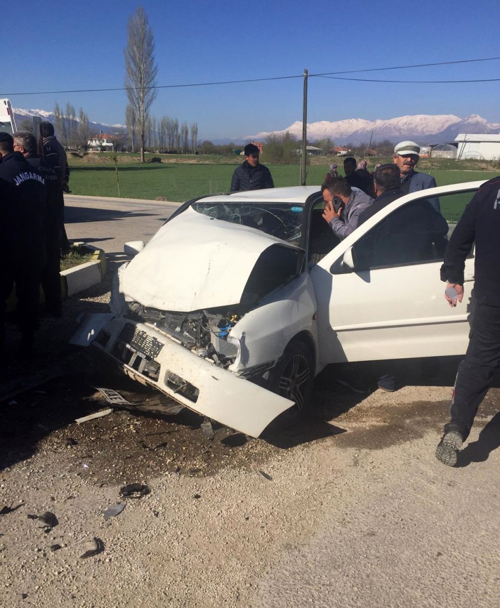 Yolcu minibüsüyle otomobil çarpıştı: 23 yaralı