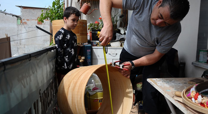 Ramazan davullarını evinin salonunda yapıyor