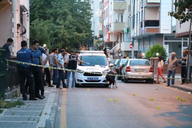 Komşular arasında silahlı kavga çıktı, sokak savaş alanına döndü