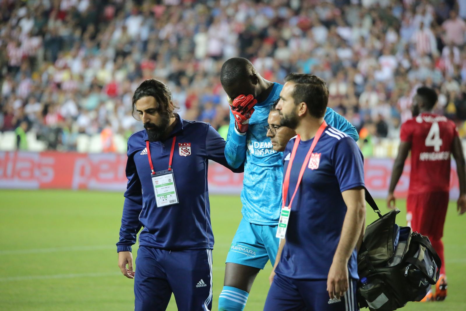 Sivasspor kalecisi Mamadou Samassa hastaneye kaldırıldı