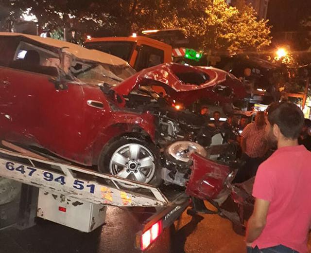 Kontrolden çıkan otomobil, iki araca çarptıktan sonra eve daldı