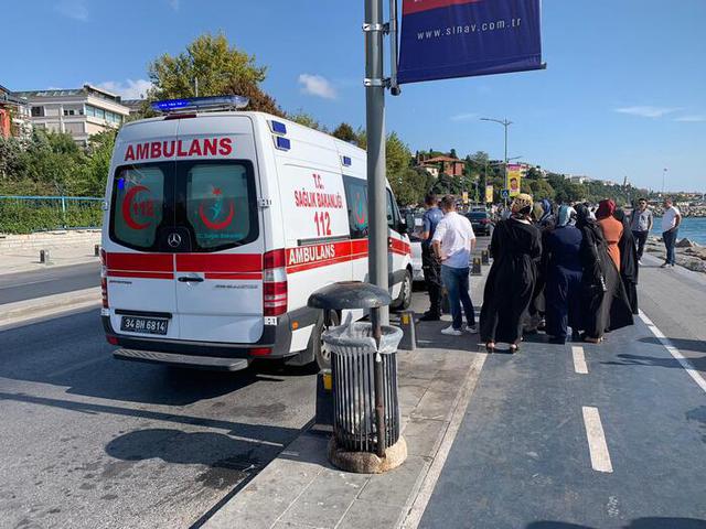 Üsküdar’da kayalıklardan denize düşen kişiyi vatandaşlar kurtardı