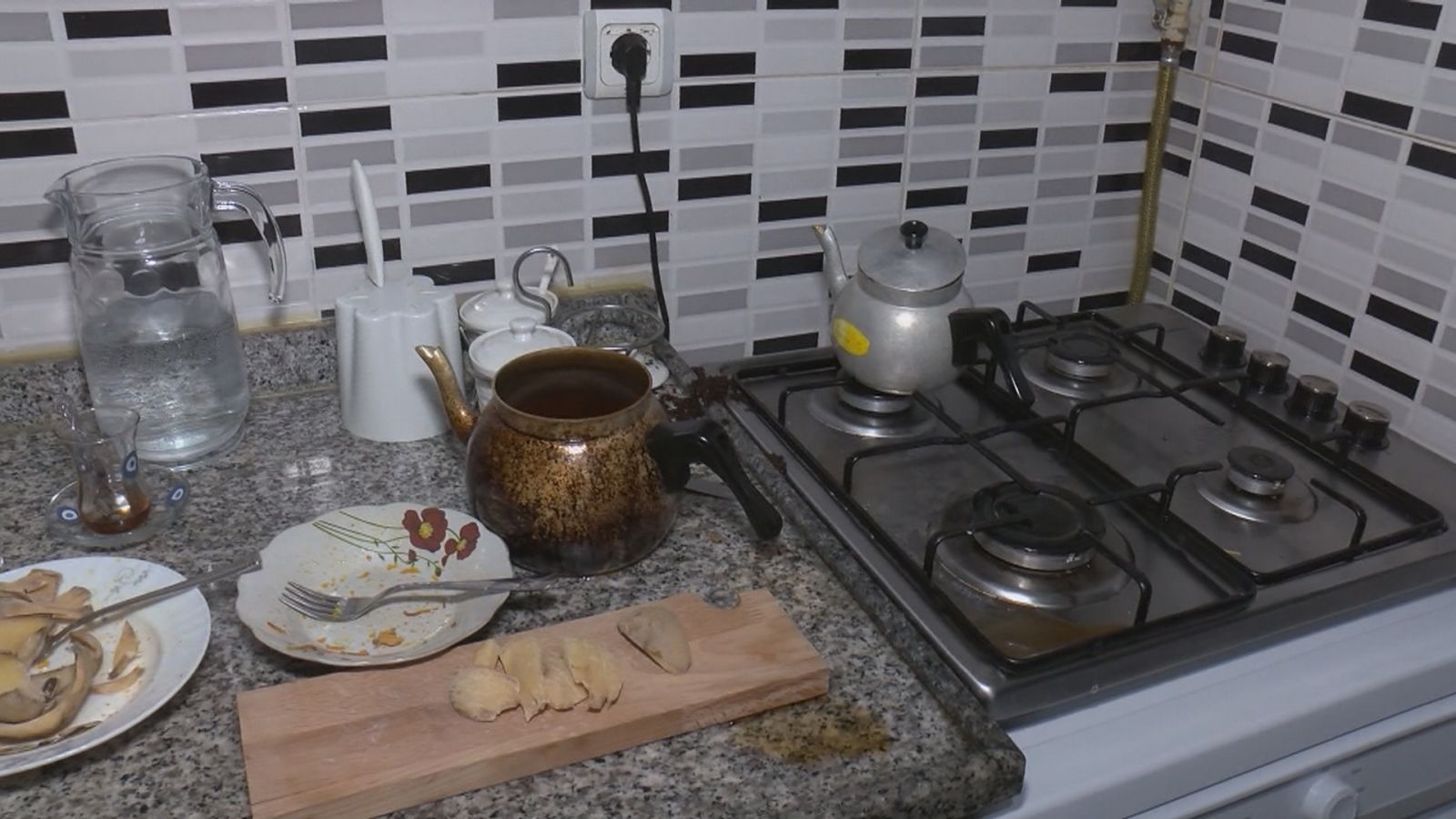 Cezaevinden izinli çıktı, eski eşini bıçaklayıp yağ ile yaktı