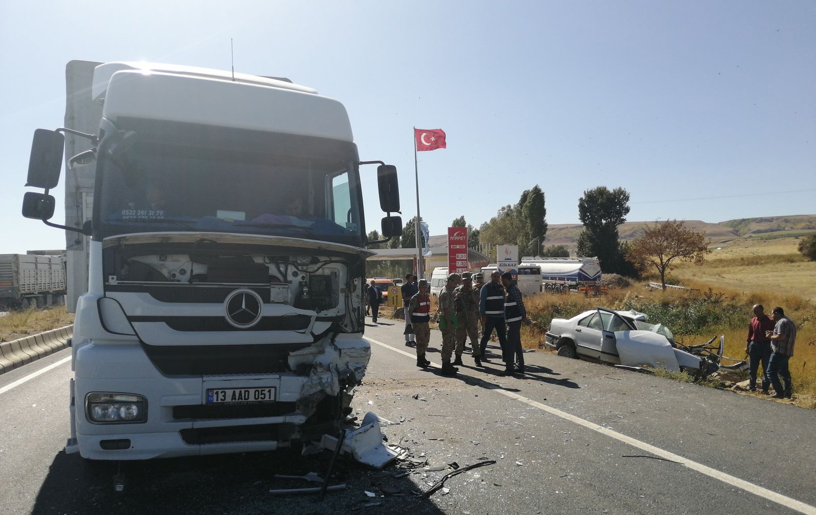 Otomobille tır çarpıştı: 3 ölü, 3 yaralı