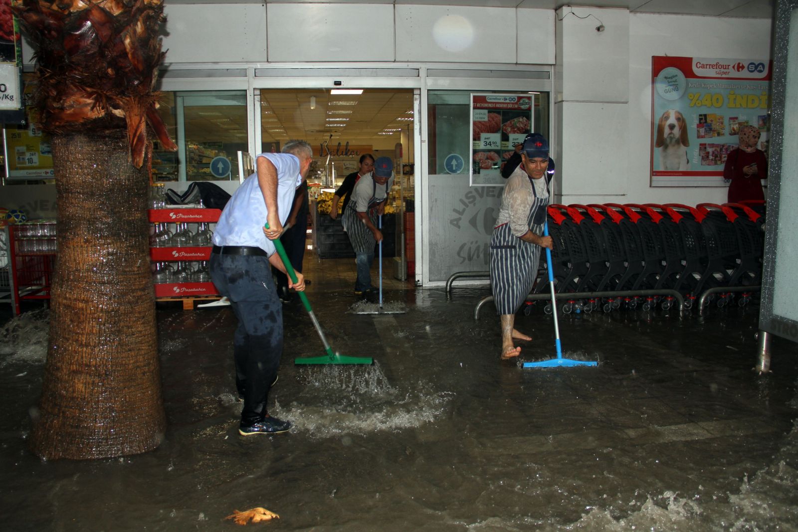 Şiddetli yağmur Fethiye'de baskınlara neden oldu
