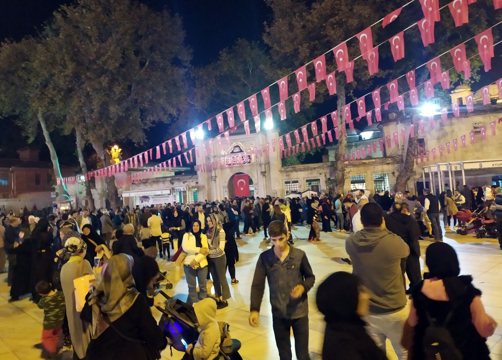 Mevlit Kandili’nde Eyüp Sultan Camii doldu taştı