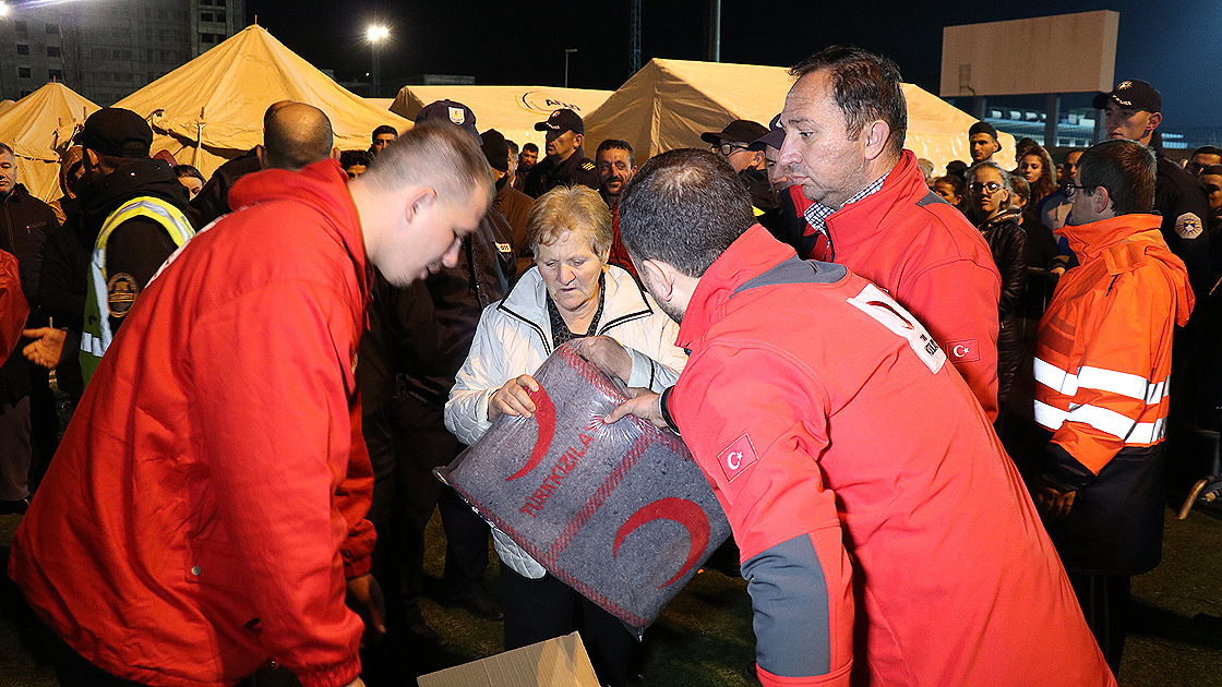 Türkiye'den Arnavutluk'a gelen arama kurtarma ekipleri çalışmalara başladı