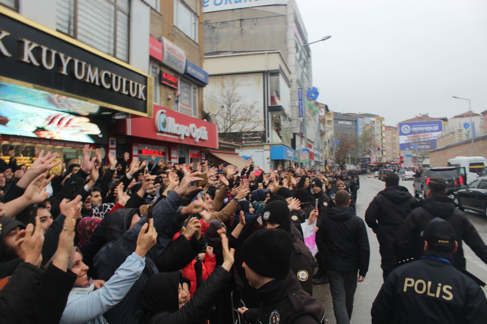 Cumhurbaşkanı Erdoğan cuma namazı çıkışında vatandaşları selamladı