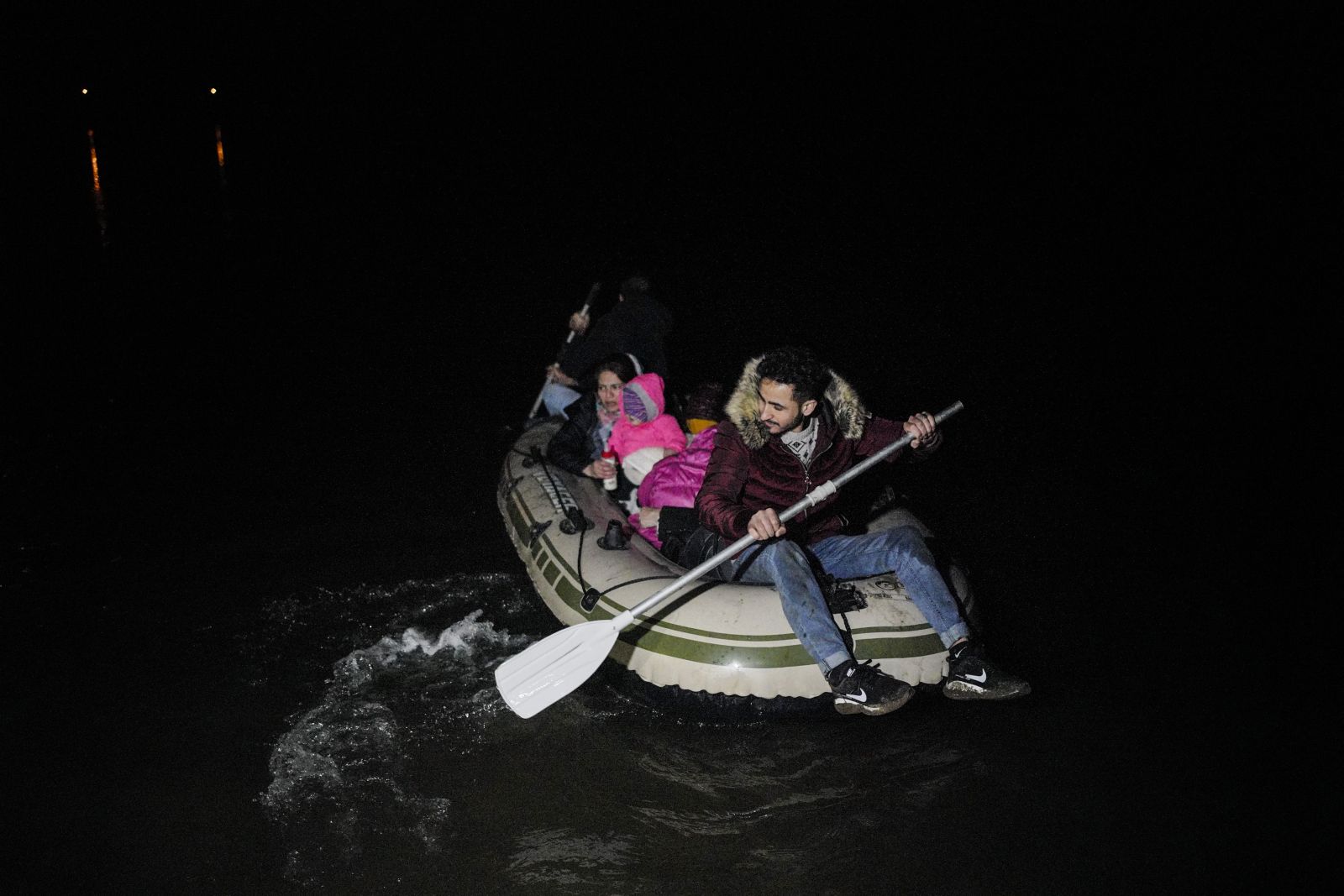 Mültecilerin botlarla Yunanistan’a geçişleri sürüyor