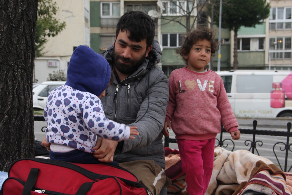 Fatih’te bekleyen mülteciler geceyi çimlerin üzerinde geçirdi