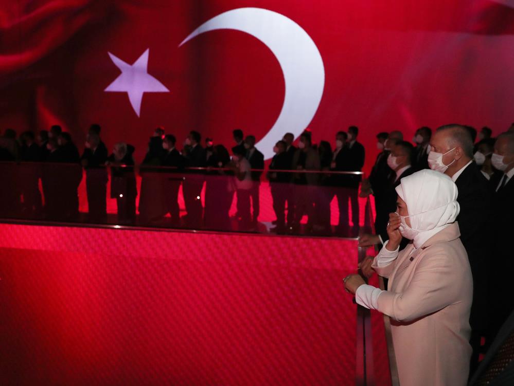 Erdoğan çifti Demokrasi Müzesi'nde gözyaşlarına hakim olamadı