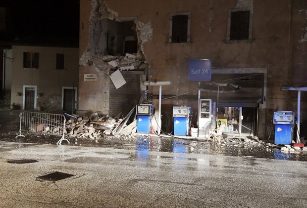 İtalya'da deprem sonrası halk geceyi sokaklarda geçirdi