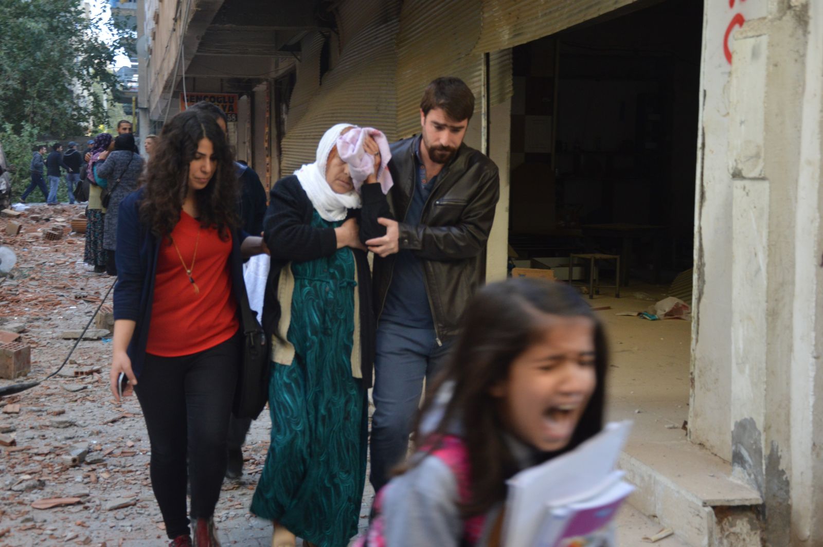 Diyarbakır'da emniyete bombalı saldırı! 2 şehit, 50'den fazla yaralı