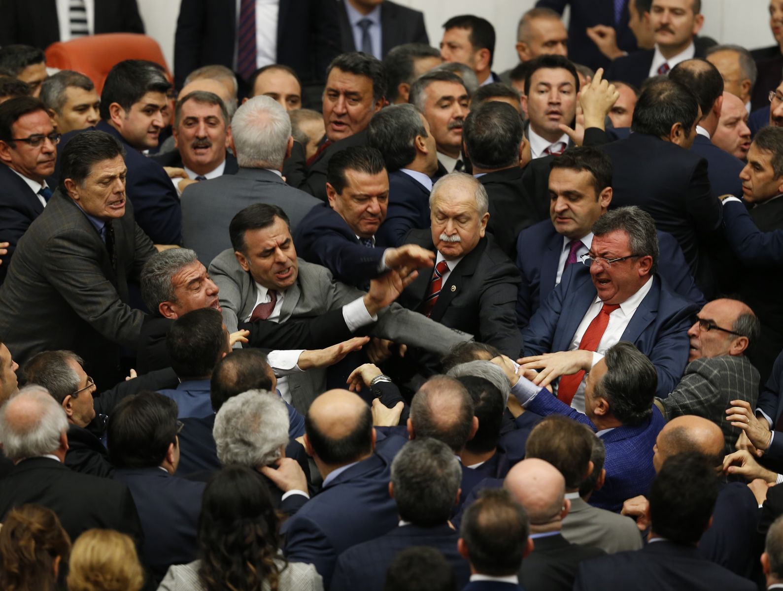 CHP'li vekiller AK Partili vekilleri darp etti
