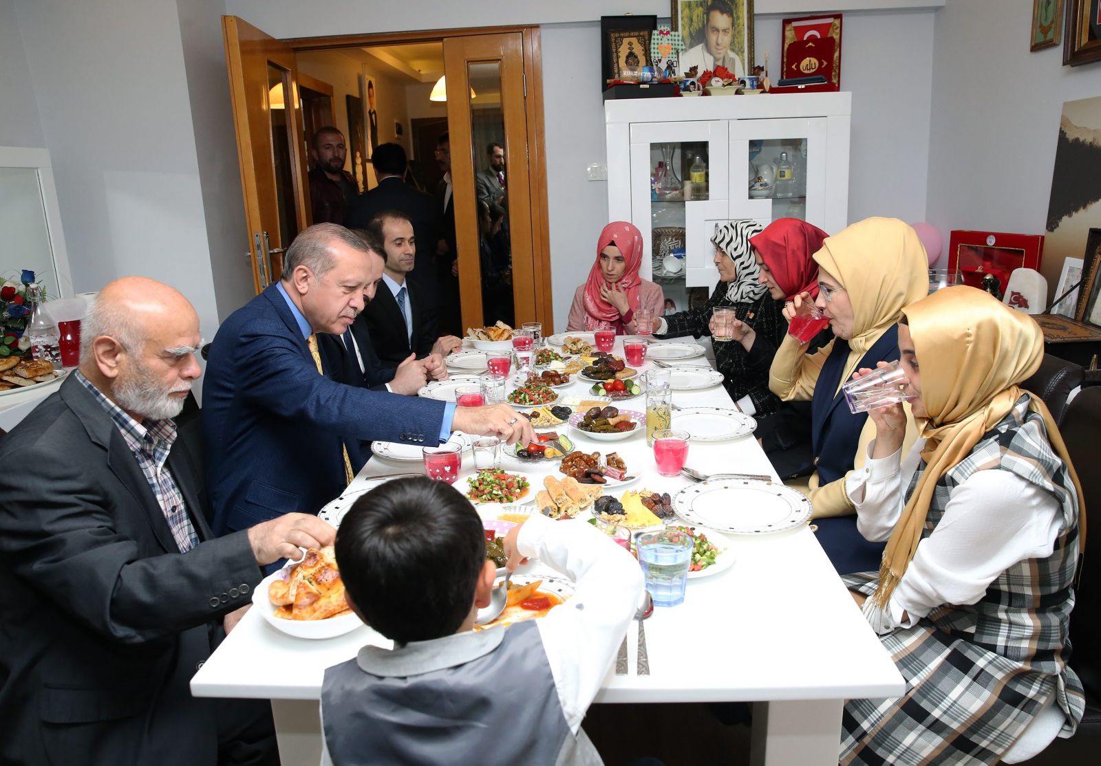 Cumhurbaşkanı Erdoğan 15 Temmuz şehitlerinin ailelerini ziyaret etti