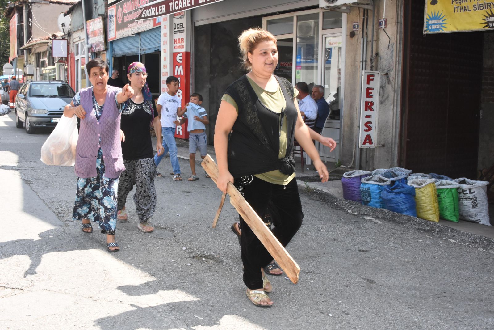 Edirne'de mahalle halkı ayaklandı, özel harekat sokağa indi